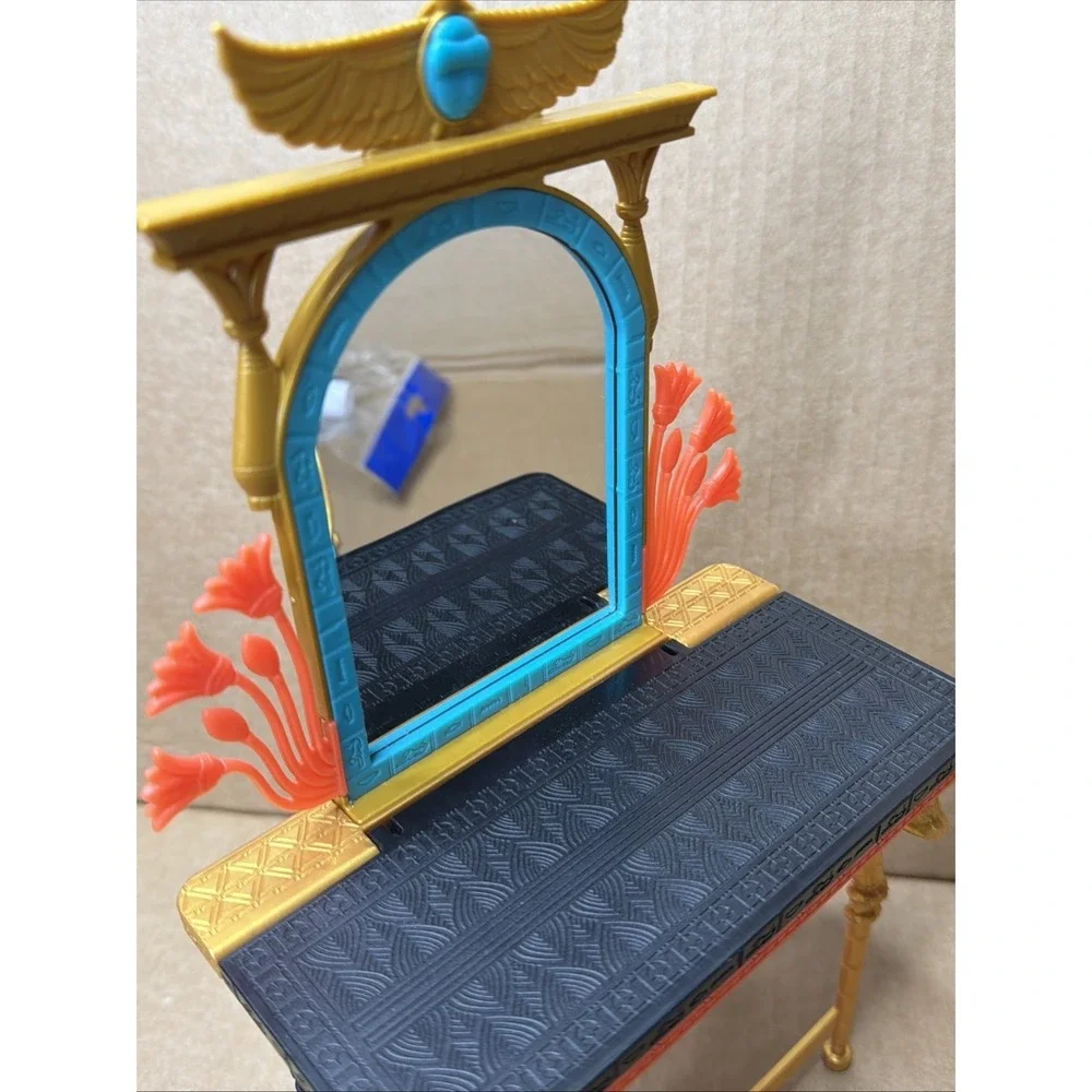 Monster High Doll G3 Cleo de Nile Self-scare Day Mirrored Vanity Table & Stool